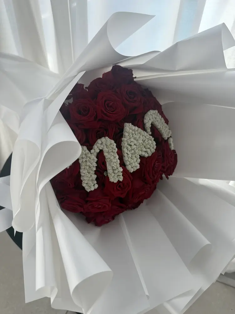 זר ורדים עם אות