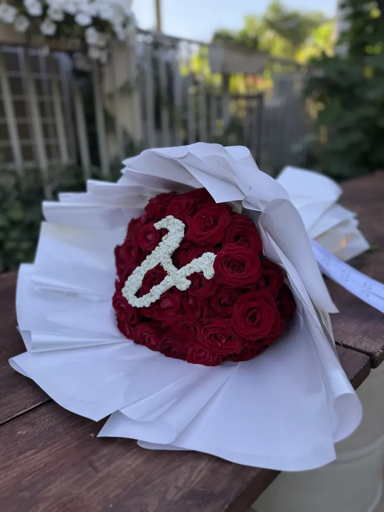 זר ורדים עם אות