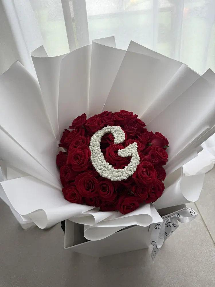 זר ורדים עם אות