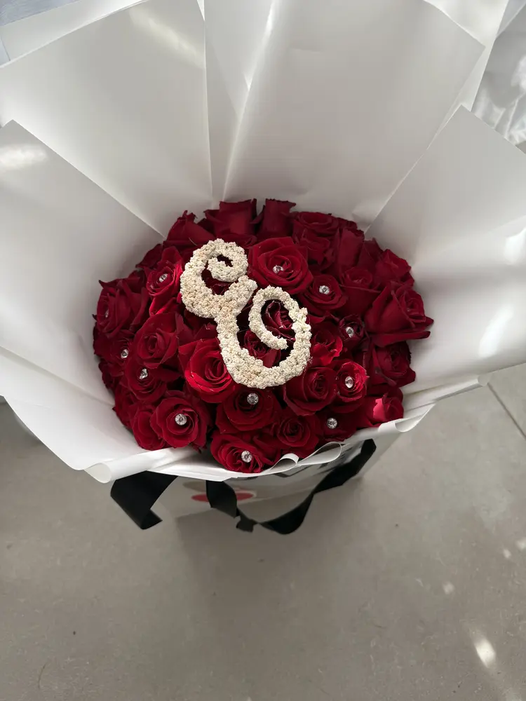 זר ורדים עם אות