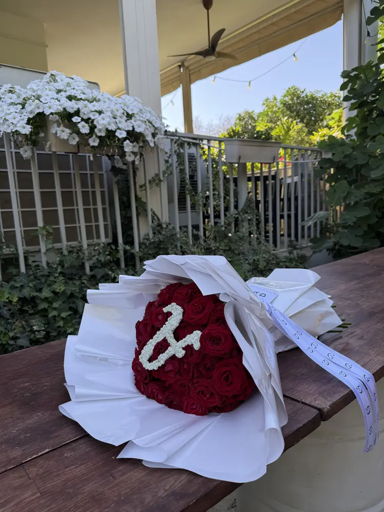 זר ורדים עם אות