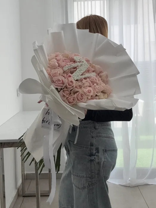 זר ורדים ואות