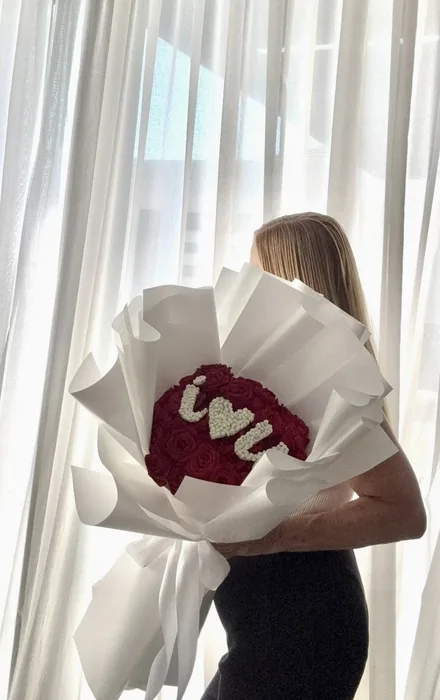 זר ורדים ואותיות