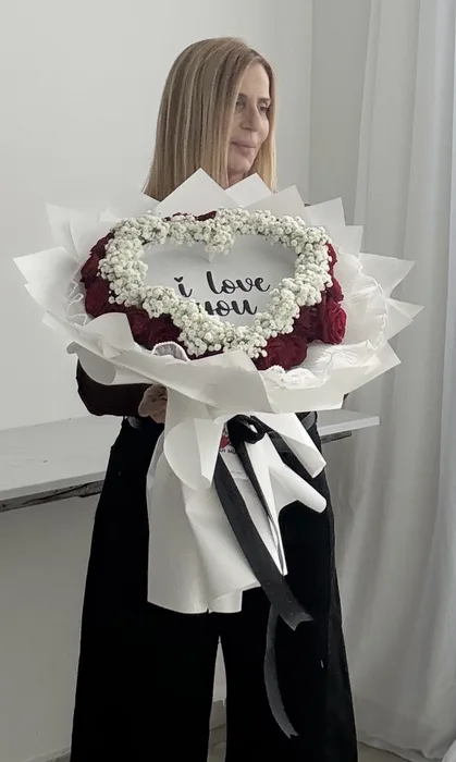 זר ורדים עם דף נשרף